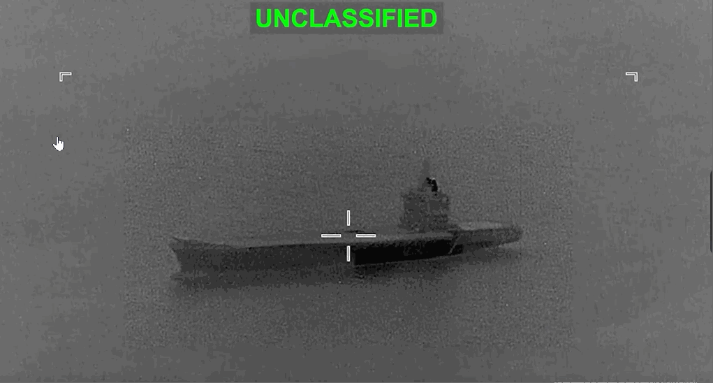 美国公布打击伊朗无人机航母“沙希德·巴盖里”号的画面，该舰遭遇攻击后起火一直燃烧