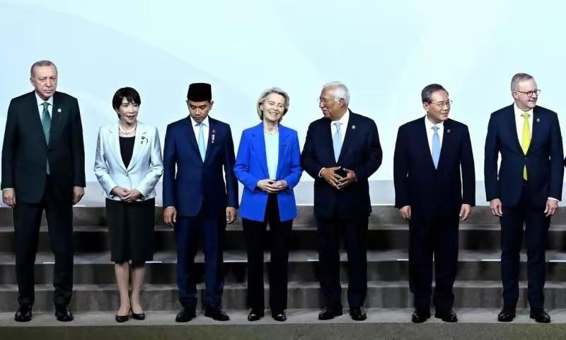 高市早苗在国际场合又现尴尬一幕！合影时她侧目望向左侧，却无人回应，只能僵笑着紧握