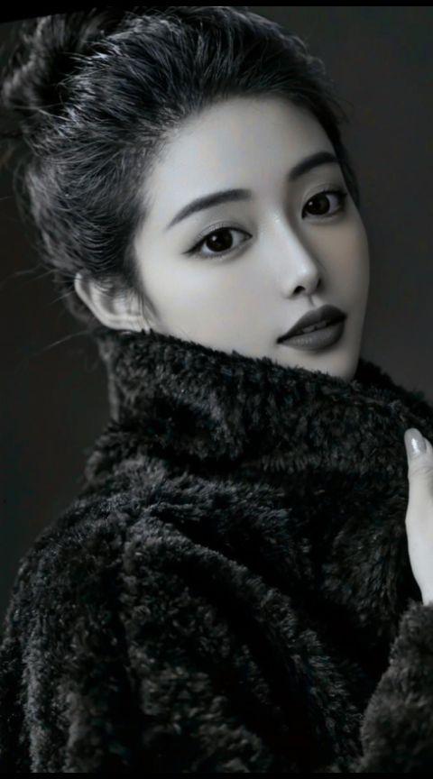 一袭黑装韵自华 优雅天成似女神 眉眼藏娇添贵气 风姿绰约绽芳华