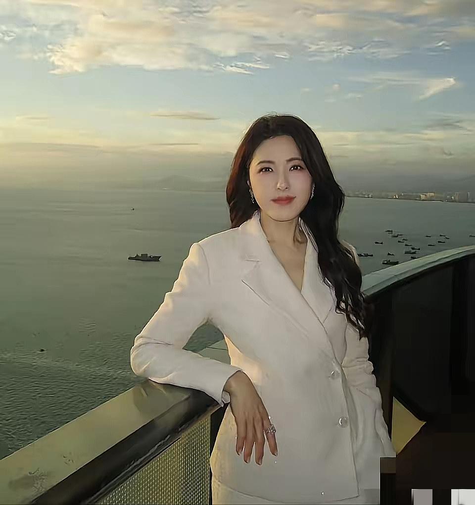 49岁的曾黎，活成了很多人不敢选的样子——没结婚没生娃，恋爱状态空白，却把小日子