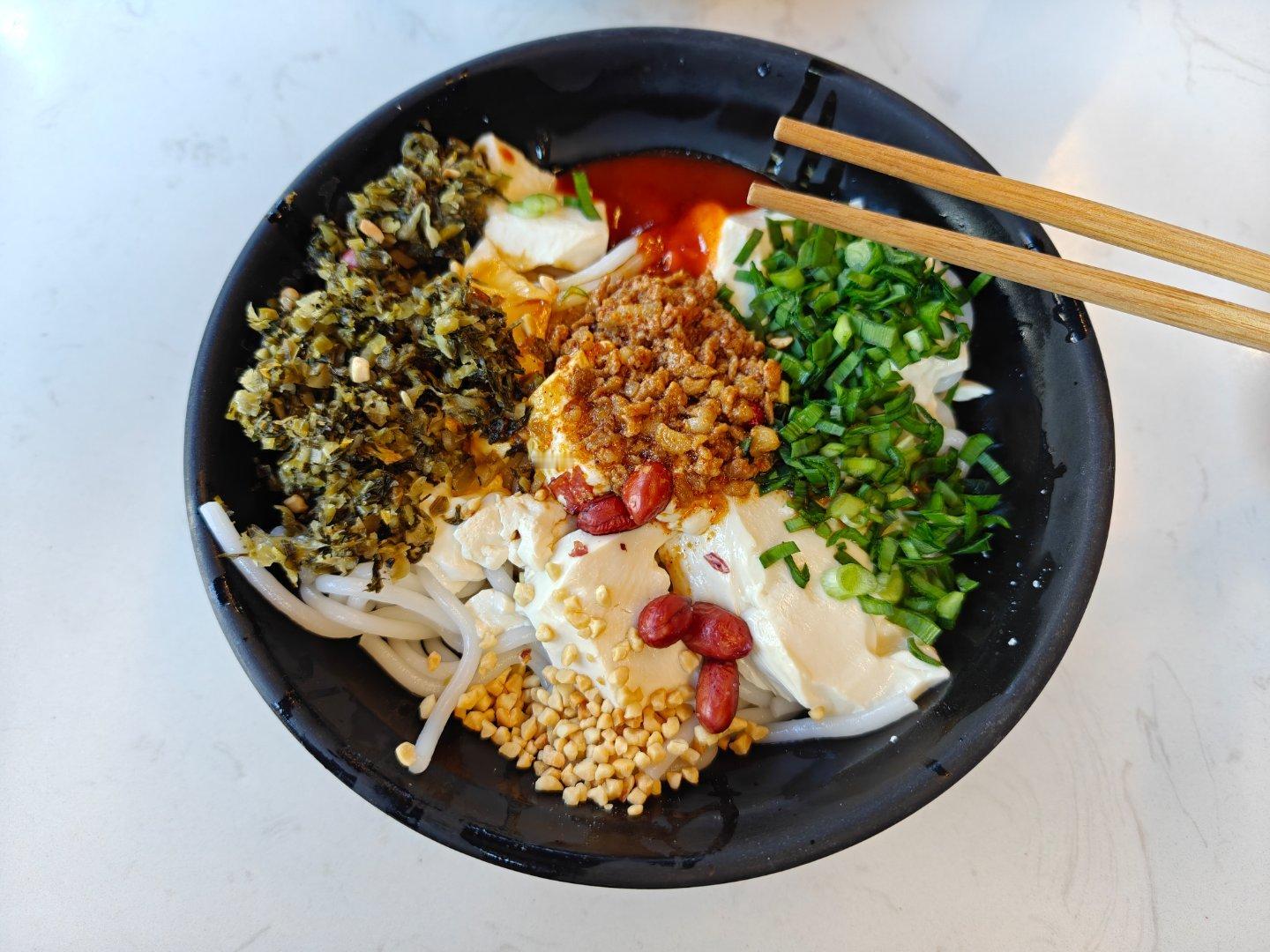 早餐在昆明老街吃的得胜桥，主打老昆明豆花，这个豆花风格和四川一带很像不是甜的也不