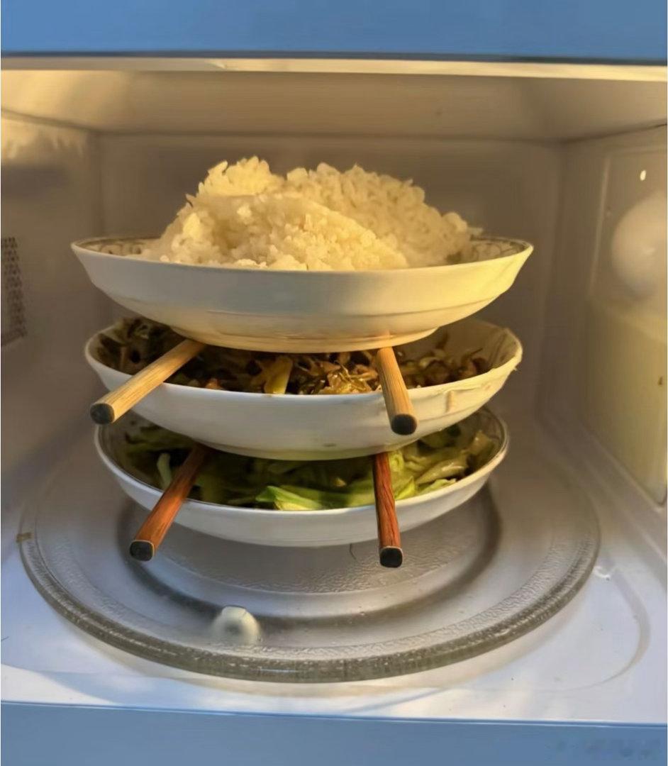 又学会一个生活小妙招，怎么用微波炉加热多份饭菜。 