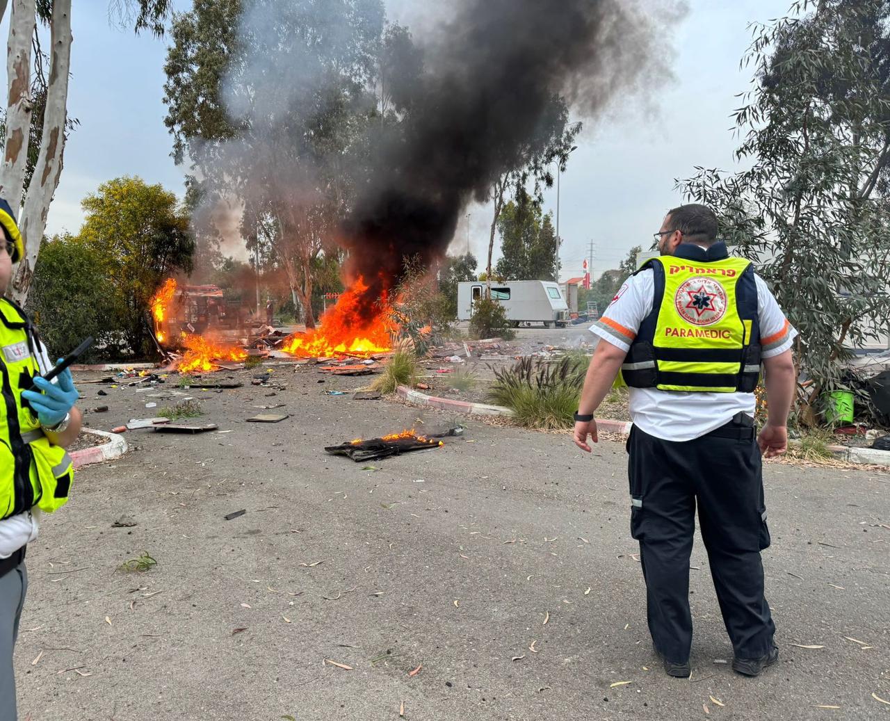 救援部门称，伊朗最新一次弹道导弹袭击后，落入以色列中部的导弹碎片引发了火灾。此次