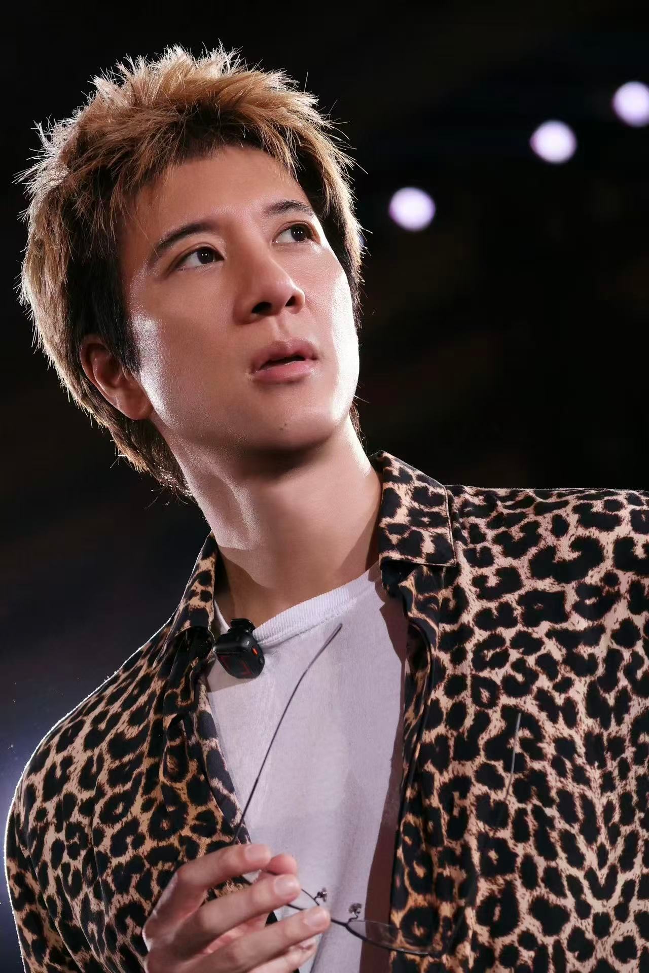 包邮区的雨在王力宏这不包邮了 苏州演唱会这天真的太有氛围感了，雨在开场前准时停了