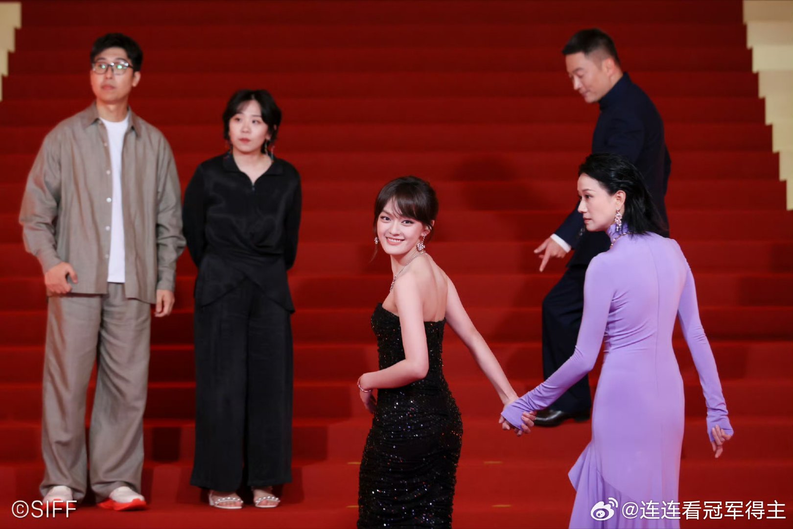 我身边好几个沙丘粉原本还纠结要不要请假飞上海只为一晚连映，后来算完酒店和票代溢价