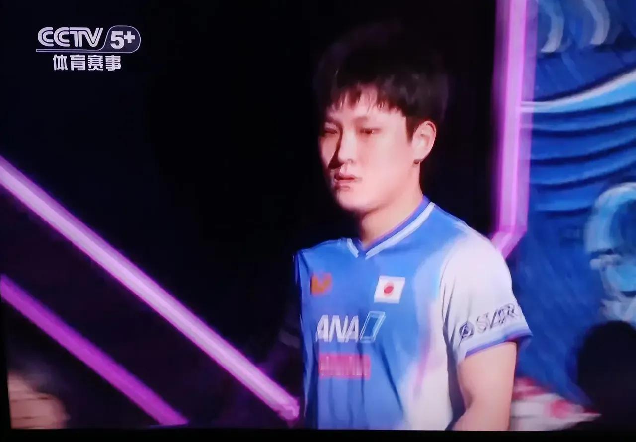 横滨冠军赛男单1/4决赛，向鹏VS张本智和，谁晋级四强?

第一局：12-10