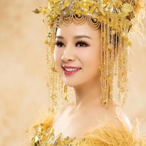 9 年前，盲人女歌手刘赛不顾反对，把自己嫁给这个一贫如洗的农村小伙。愿意倒贴一套
