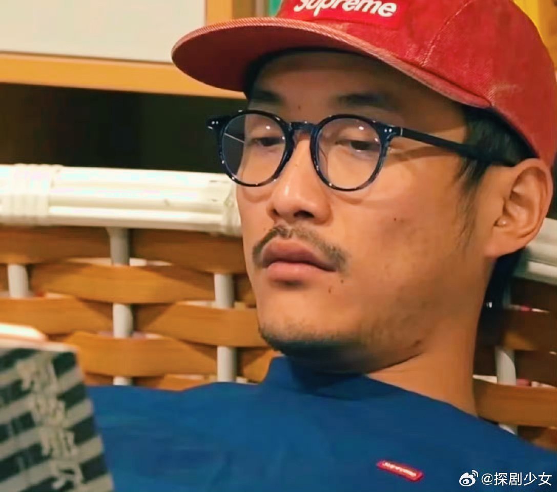 在杭州候车亭偶遇张兴朝本以为在杭州候车亭偶遇大明星，结果走近一看，张兴朝比路人还