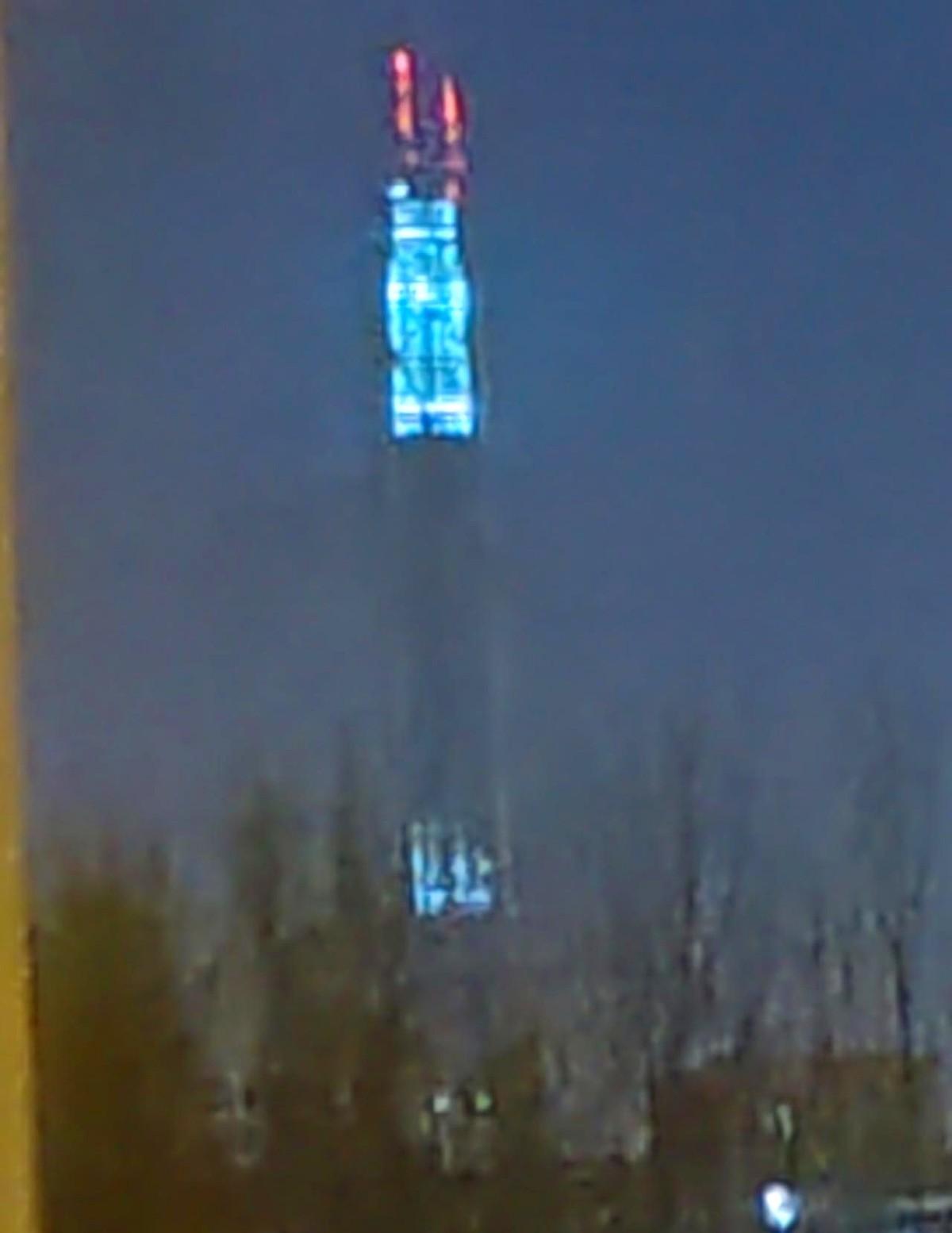 天津117大厦的灯光竟照到了华苑！
今天我在南开区华苑居住区的家中，拍下了117