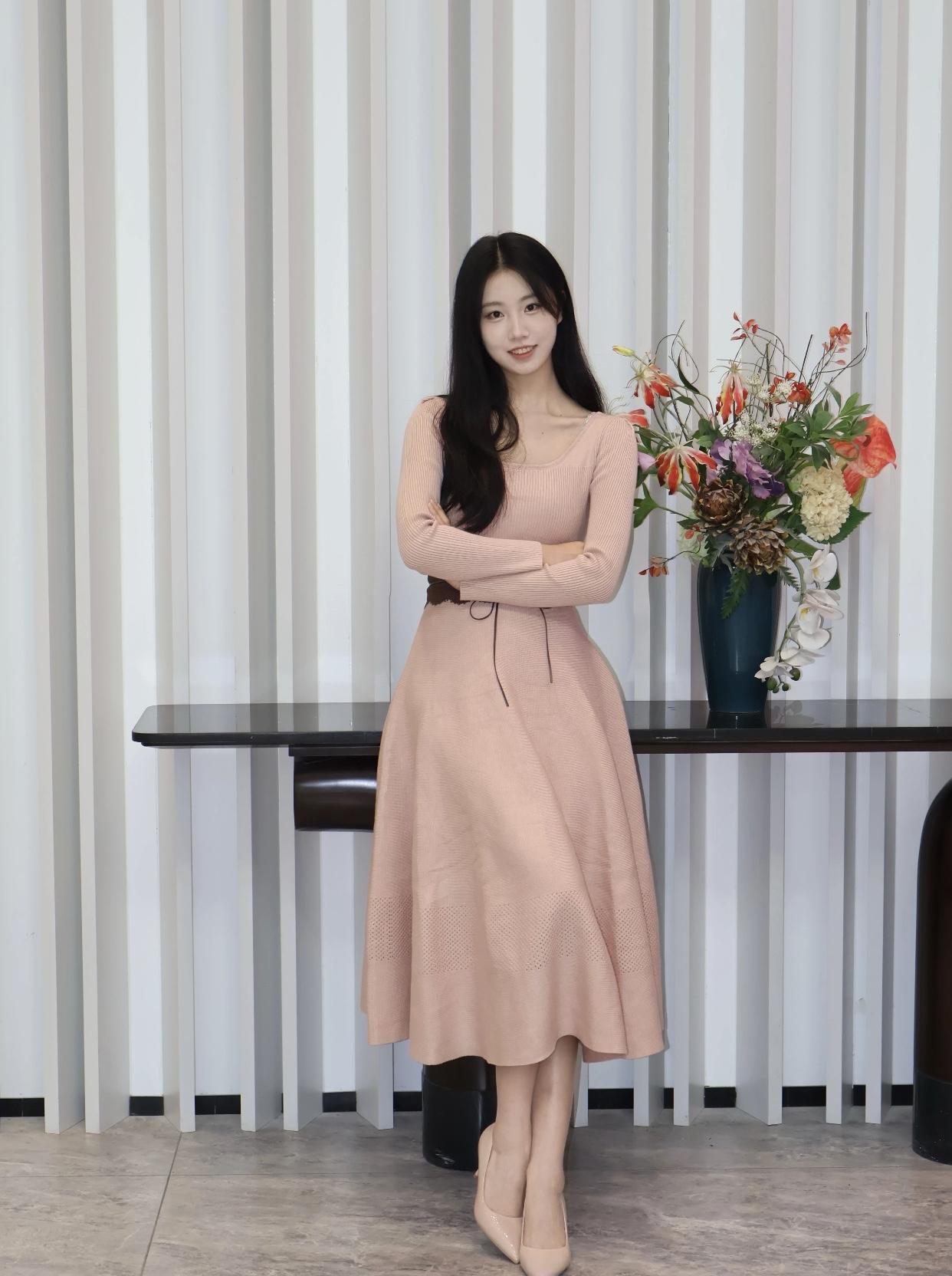 优雅粉色连衣裙，搭配精致花艺，尽显温柔气质。气质穿搭怎么穿才恰到好处?