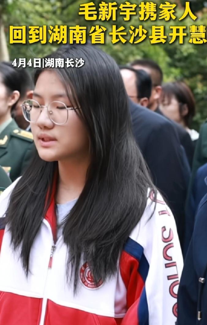 毛甜懿，跟着家人回乡祭祖，长沙县开慧镇，祖母杨开慧的老家，去年一家四口也回来了，