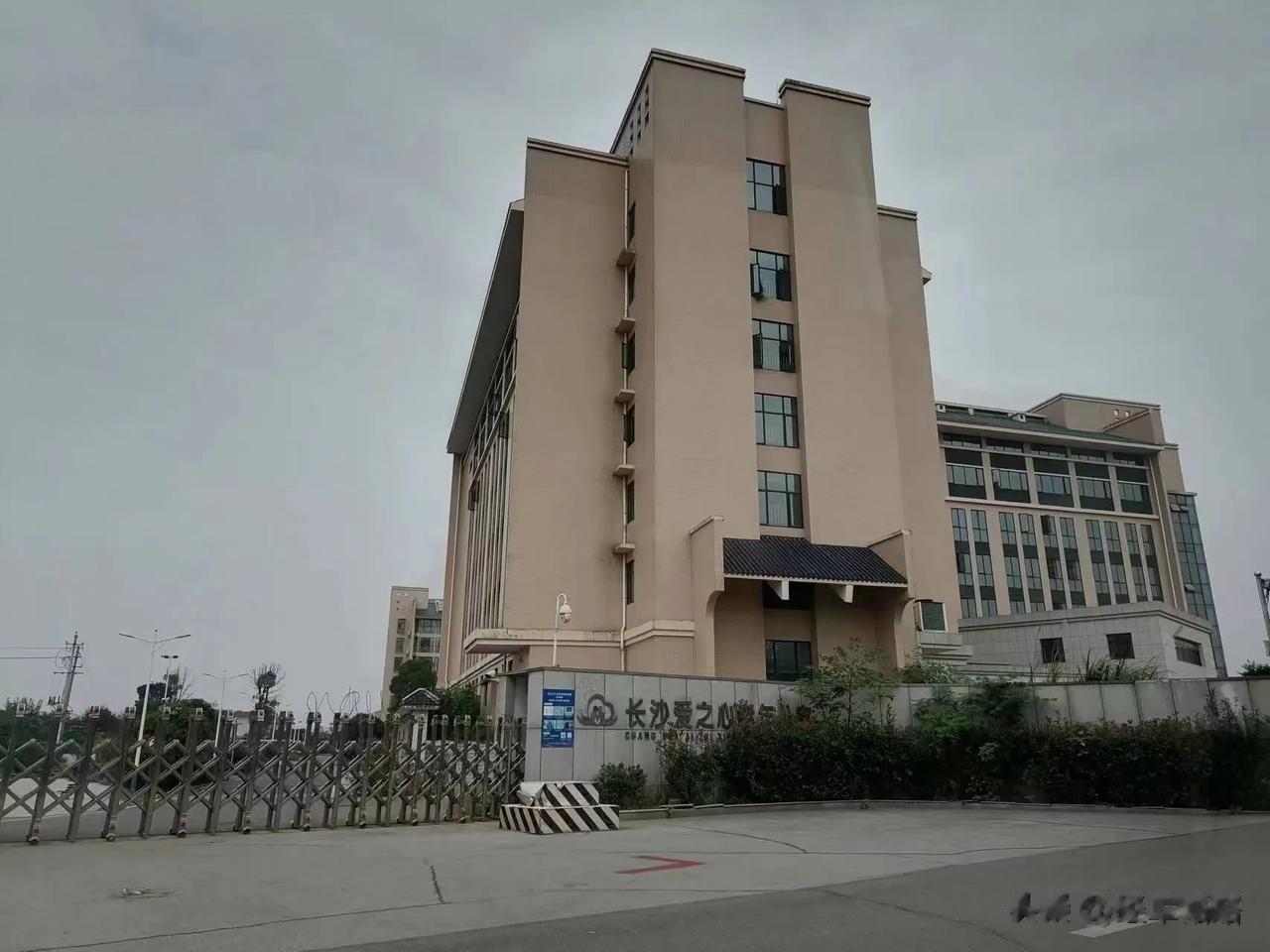 养老公寓“爆雷”案，600余名受害人起诉政府7部门，被驳回。长沙爱之心老年公寓因