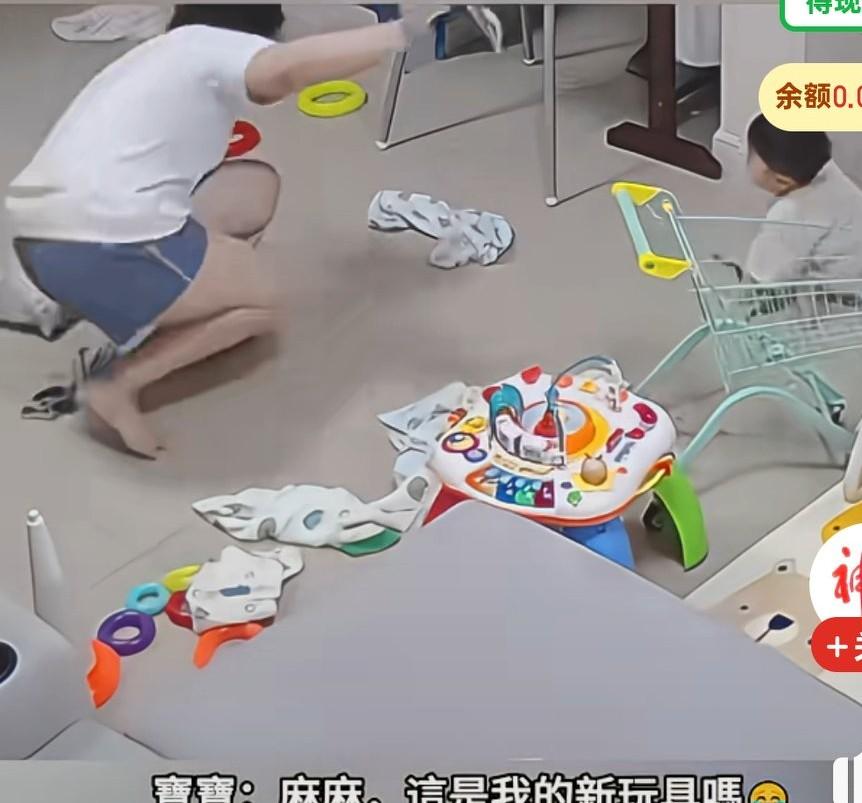 宝宝抓住蛇在摇，妈妈看到后，一边尖叫一边抱走宝宝，网友说，
宝宝没被蛇吓到，
会