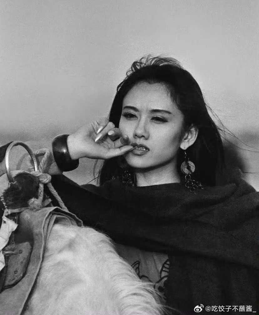 杨丽萍42岁依然这么美我看了那么多舞者， 杨丽萍的身材 ，颜值，真的是最顶级的那