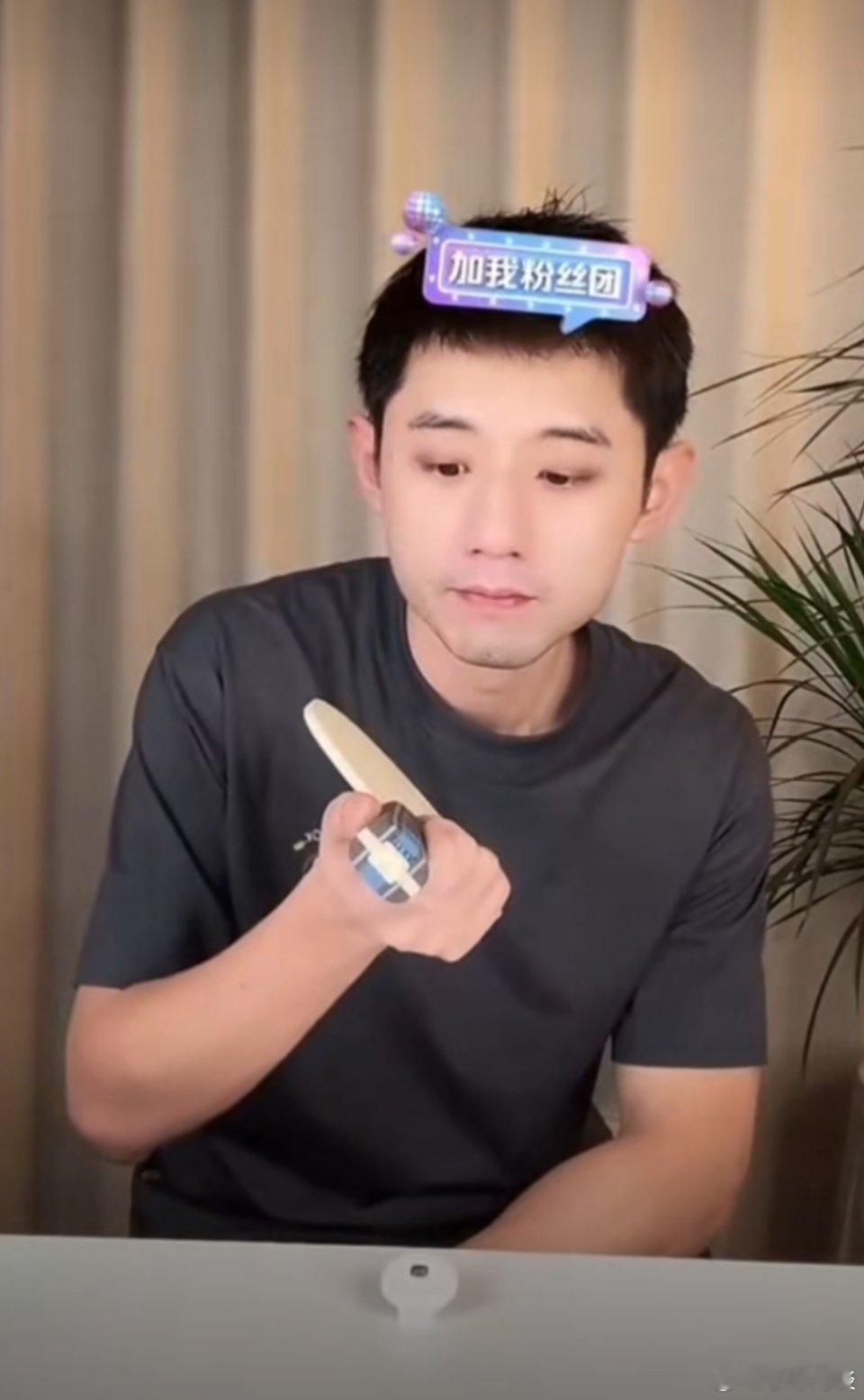 张继科晒樊振东亲签球拍实话实说，想要张继科手里的樊振东亲签球拍[哈哈] ​​​