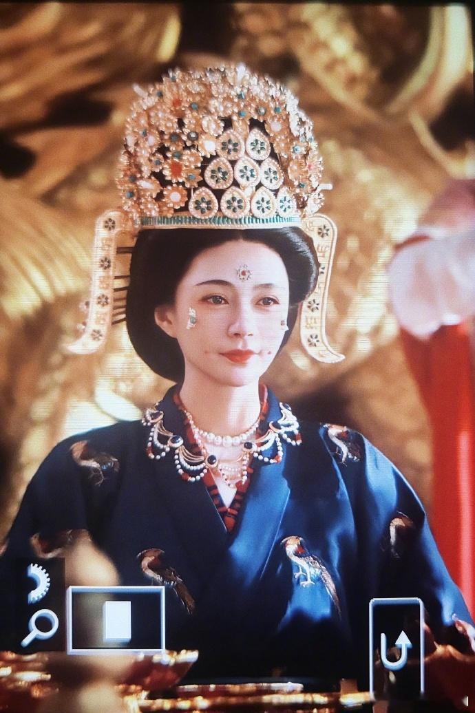 沈梦辰唐风头饰比头都大哈哈哈，不过沈梦辰也完美驾驭住了这个夸张又惊艳的造型，毫无