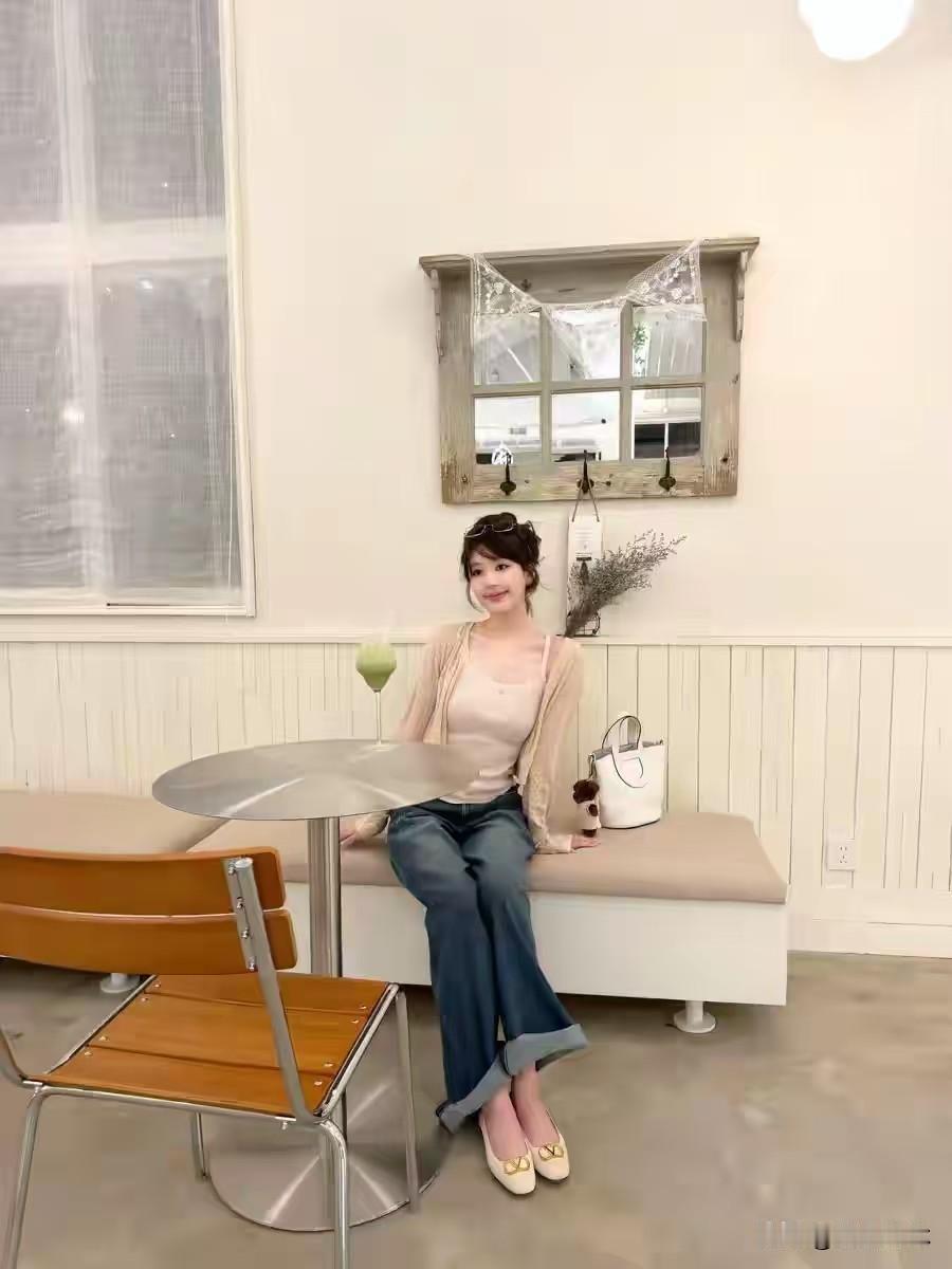 赵露思工作室更新一组氛围感写真，配文“幸福蔓延在每一个角落”。照片里赵露思身穿浅