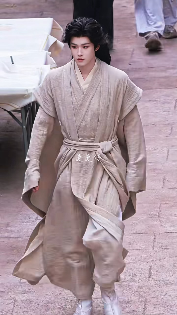 田嘉瑞《魂判九川》今日麻衣孝服路透要想俏，一身孝云九川越素越好看，走路带风的九川