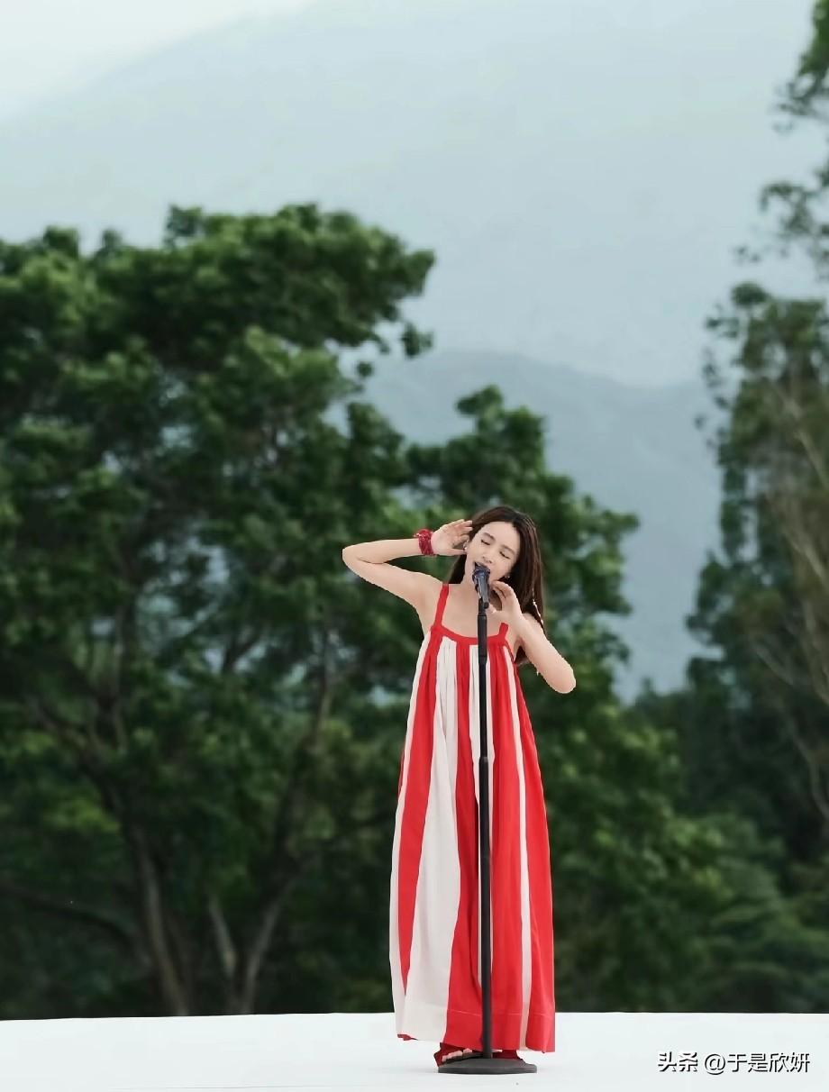 她是周杰伦一直深爱的女人，很有内涵的文艺女青年，有才情文采，知性优雅灵气高，佛系