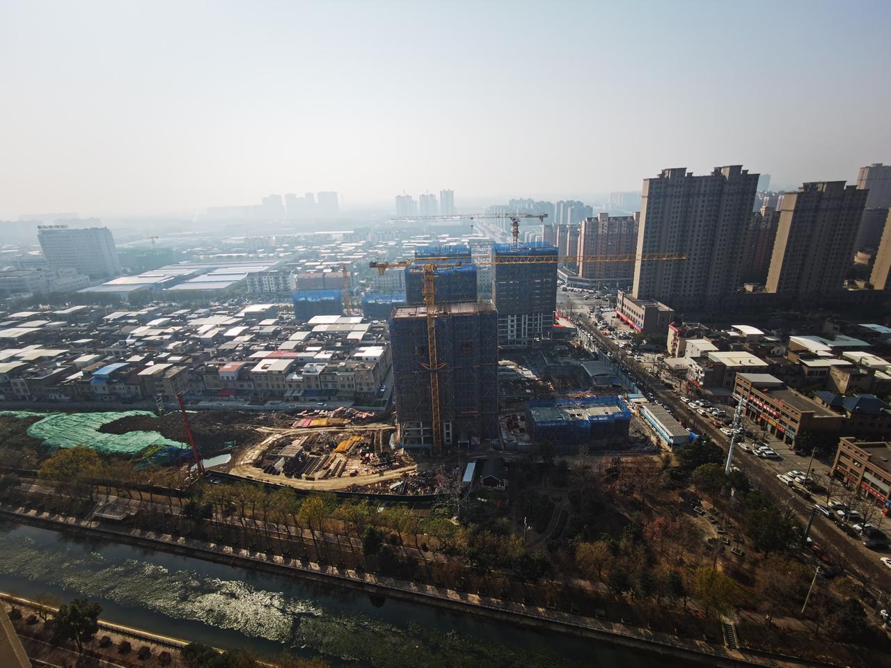 这么多房子，现在还在建。
不过，不愁卖的，政府主推“三个10万”政策，即10万农