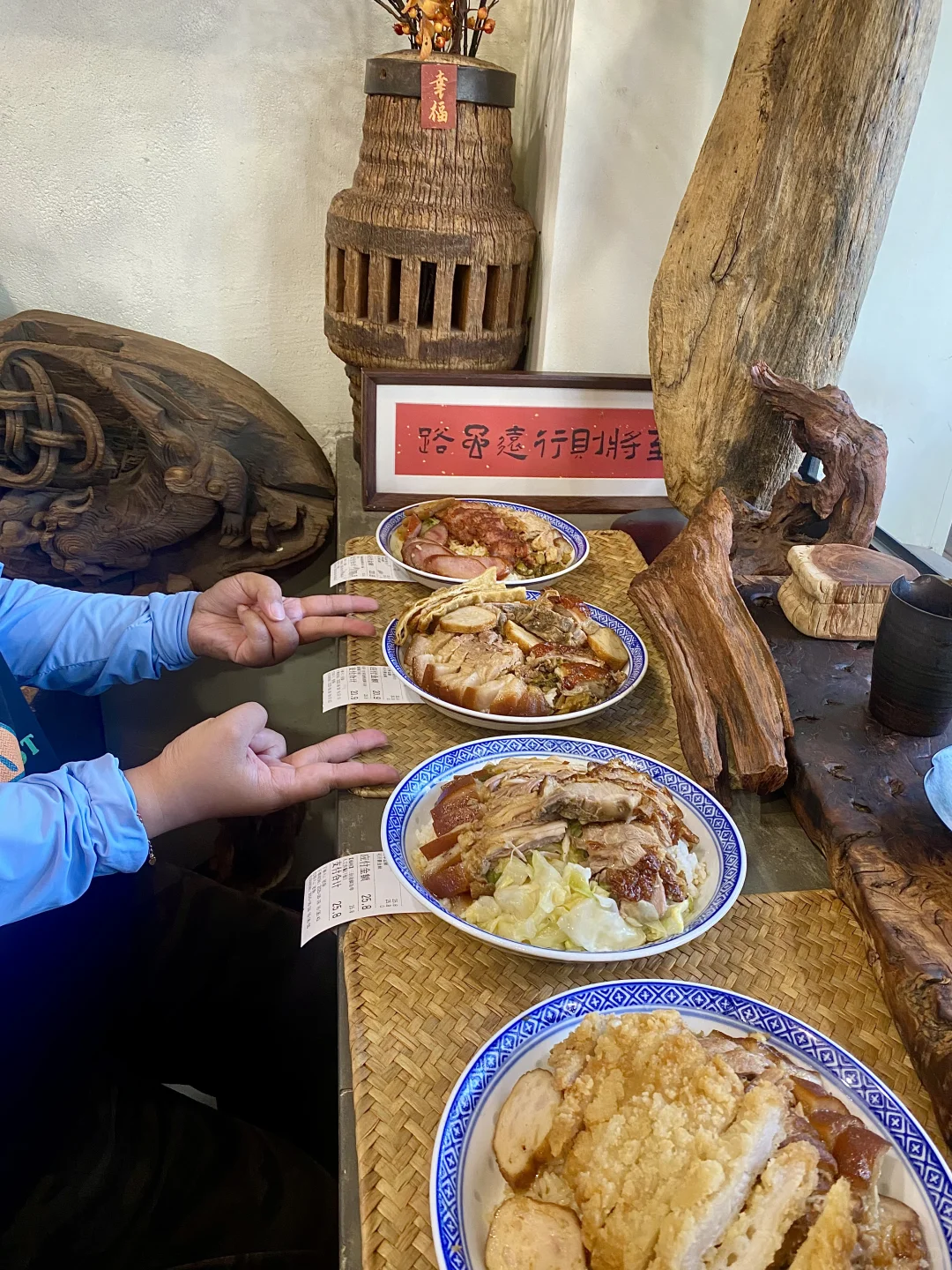 排队半小时，总算吃上了猪脚饭，好吃!