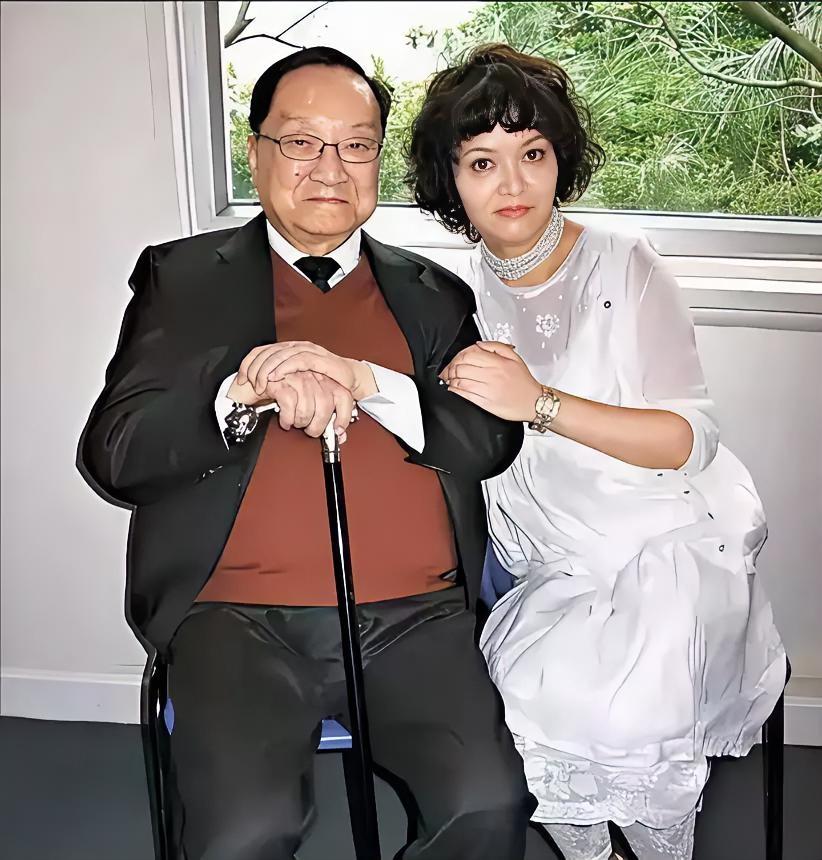 1976年，52岁的金庸爱上16岁女招待。他想要和妻子离婚，妻子说：“可以，但是