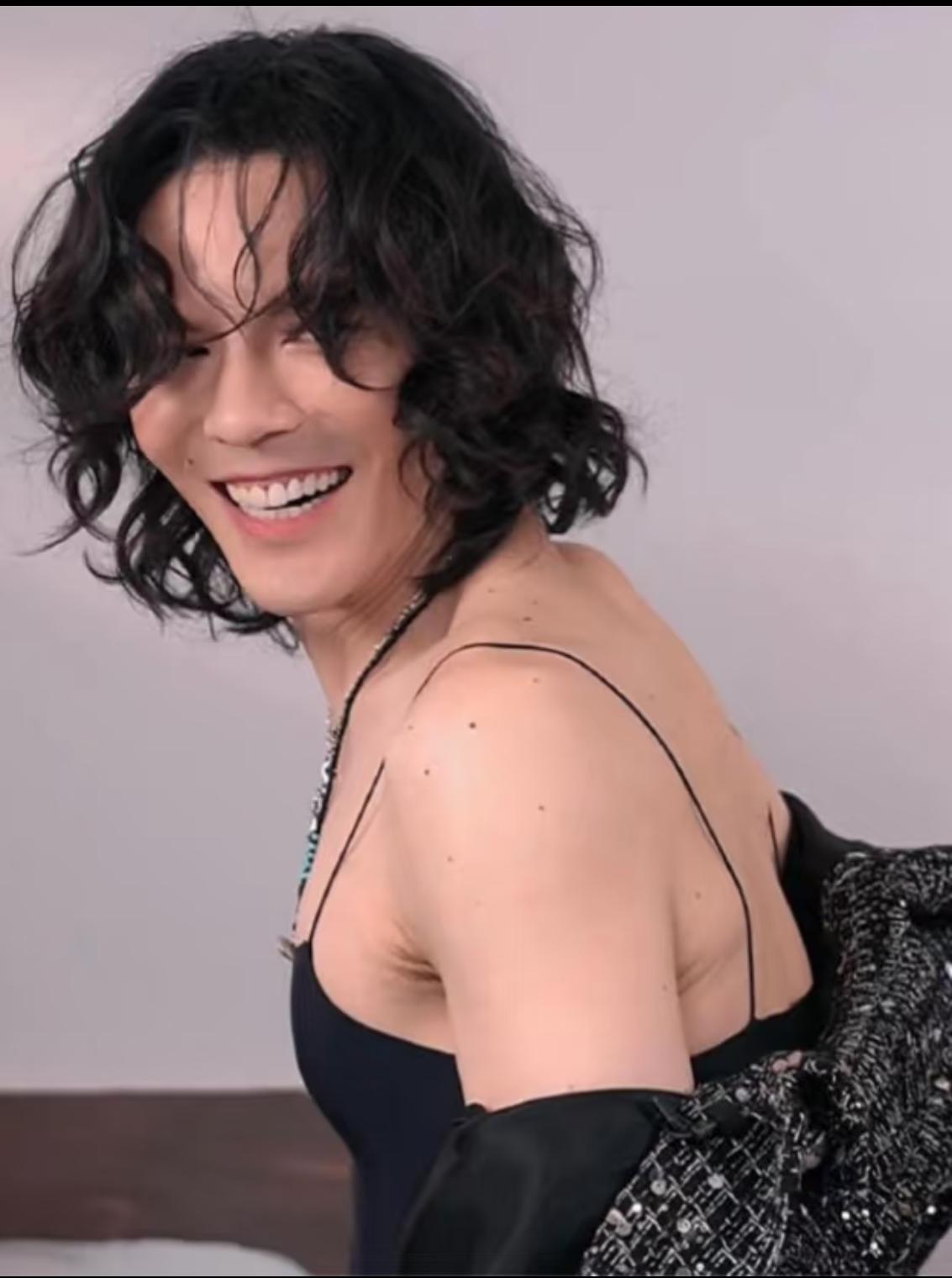 我能想到向佐穿女装带货，

也能想到向佐搞抽象踢主持人，

但我万万没有想到，一