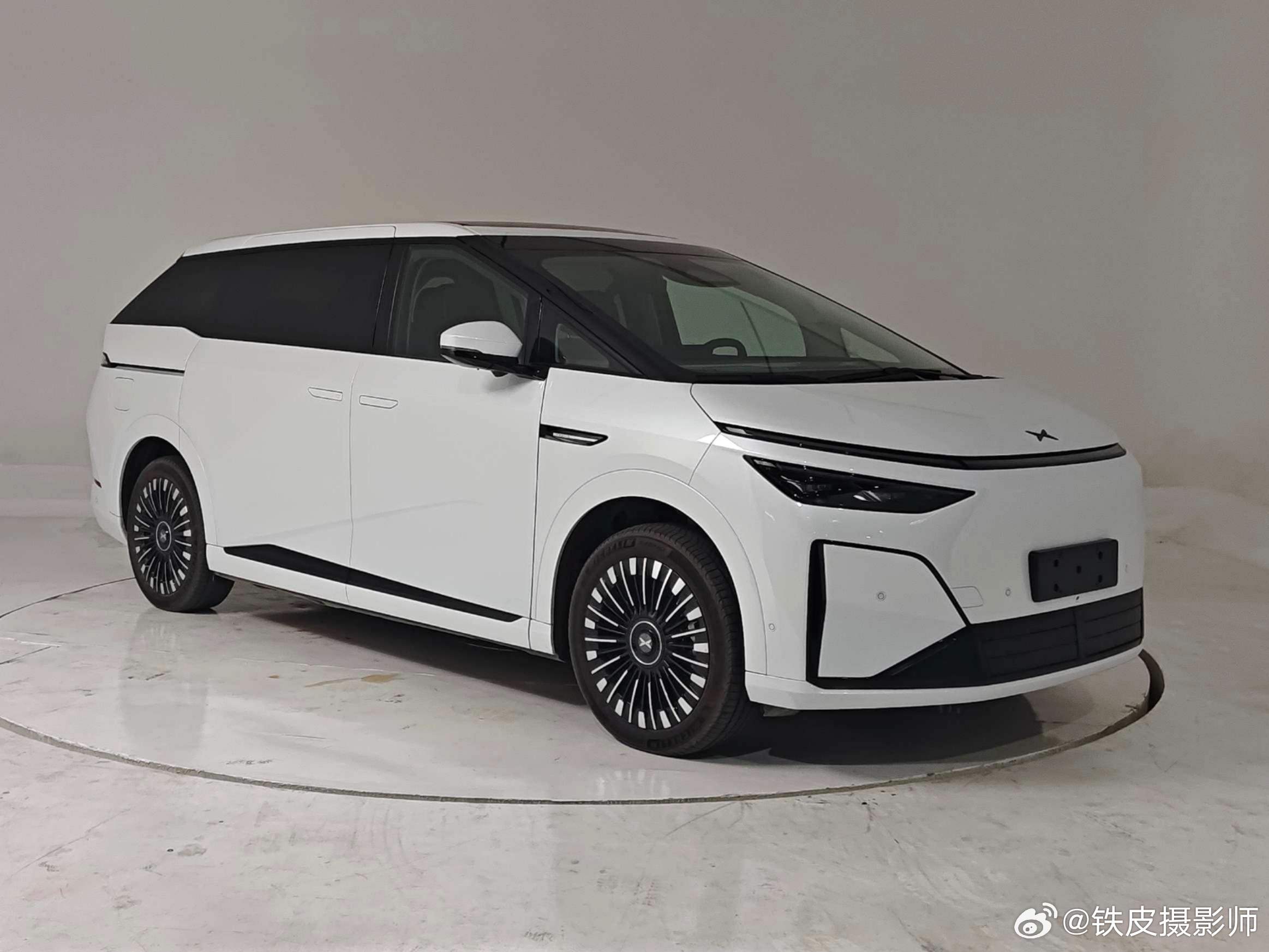 X9 新纯电终于来了。不晓得细心的鹏友有没有发现，我是一条关于增程版的 X9 信