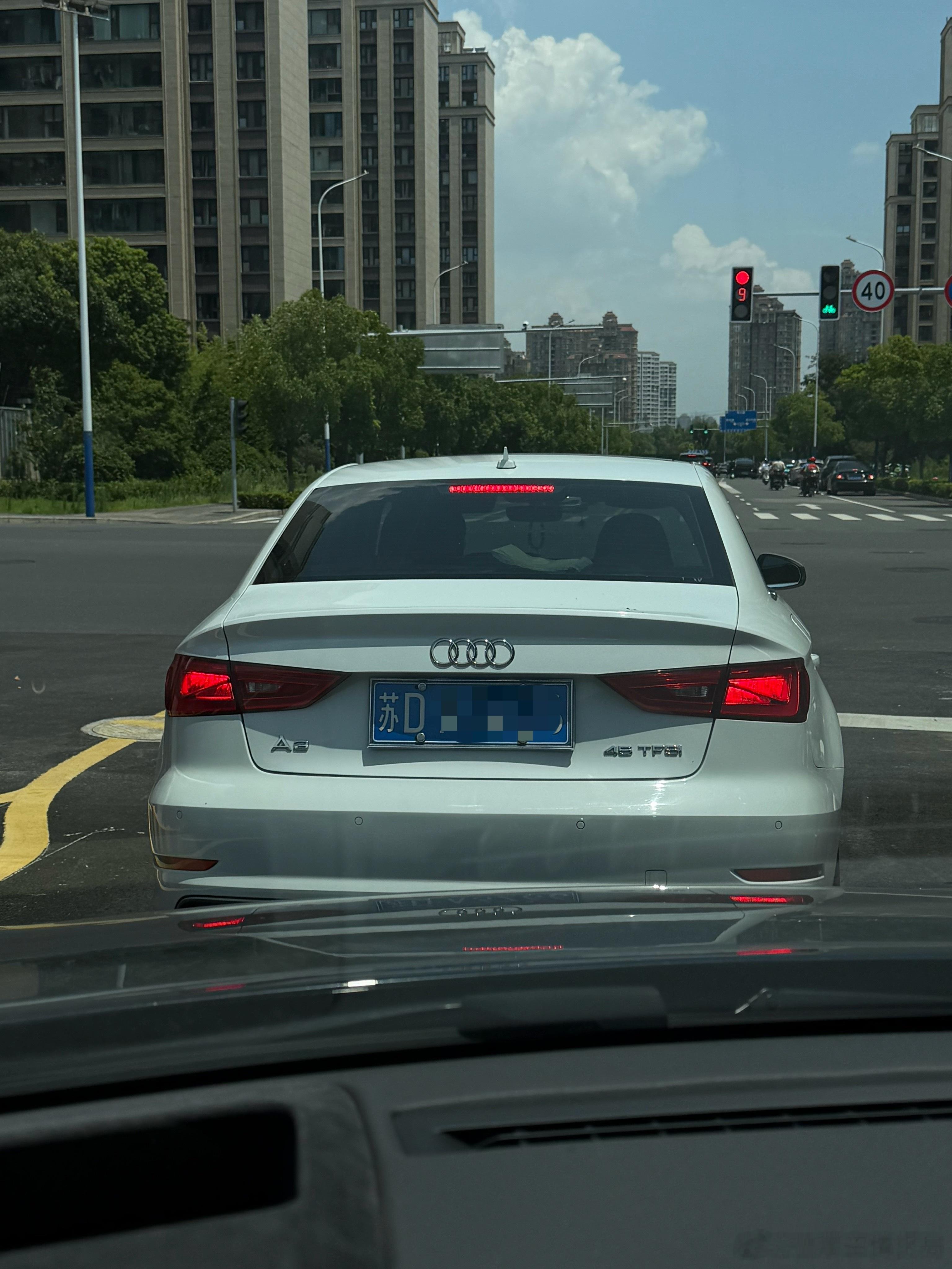 成不成交的，车主先给了包烟这事儿整的贼不好意思说实话，这包烟你看是100块我看可