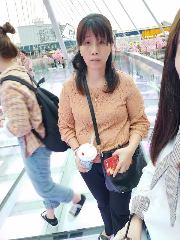 39岁单身女肯定嫁得出去，关键看自己咋想。很多大龄女性主动选择不嫁，享受一个人的