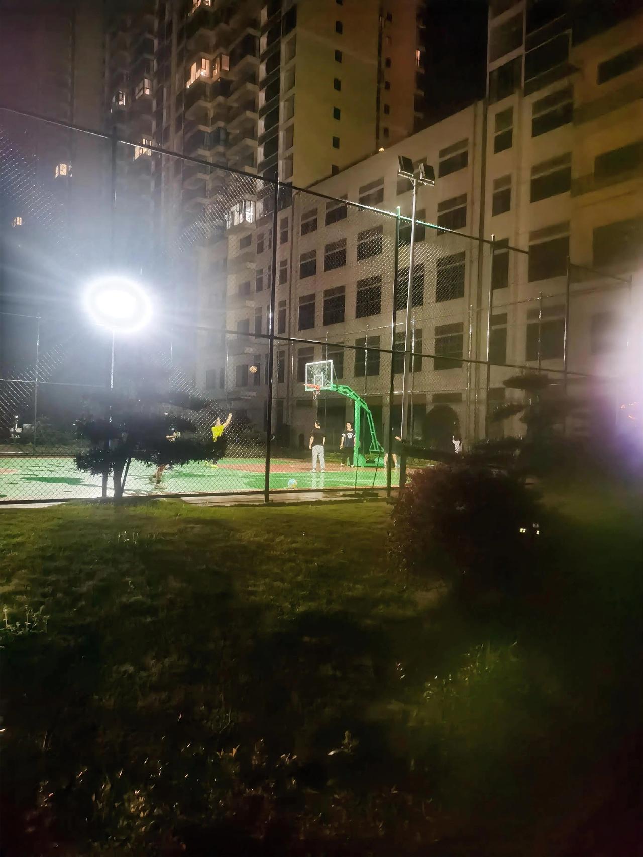 以前我也是活力满满，球场上挥酒汗水的一员，只因被生活欺骗了，善良被人踩在脚下，现