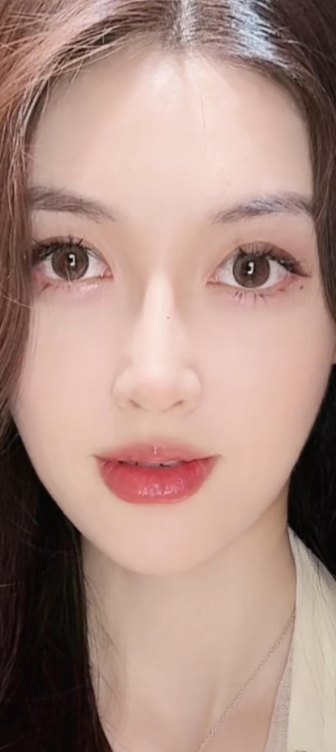甜美少女，清新自然，温柔可人，笑靥如花。