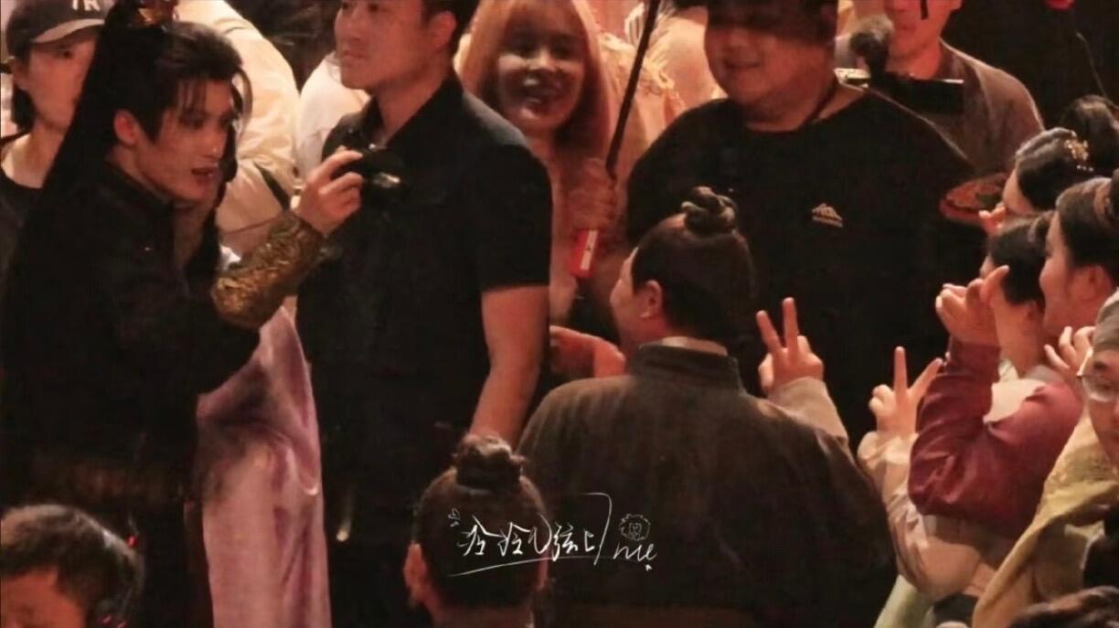 檀健次片场给群演拍照檀健次给群演拍照 好棒的剧组氛围 