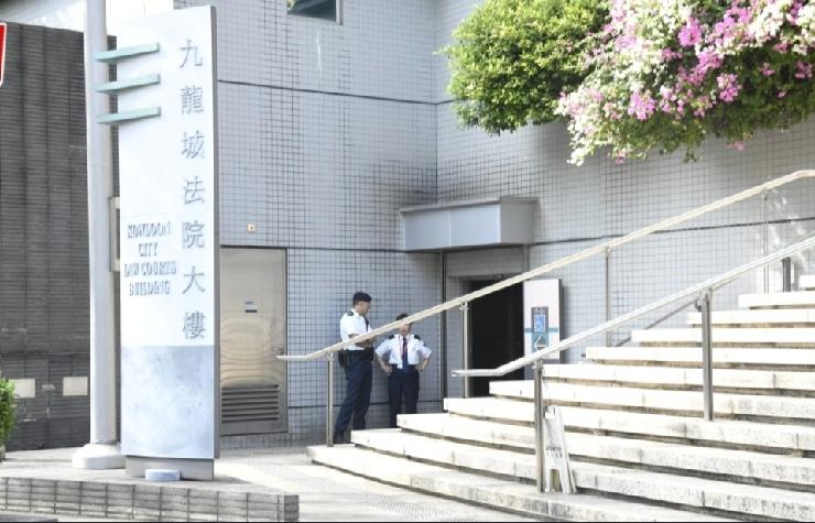16岁男学生去年在香港黄大仙某中学女厕内偷窥女同学，遭女同学当场揭发后自首，警诫