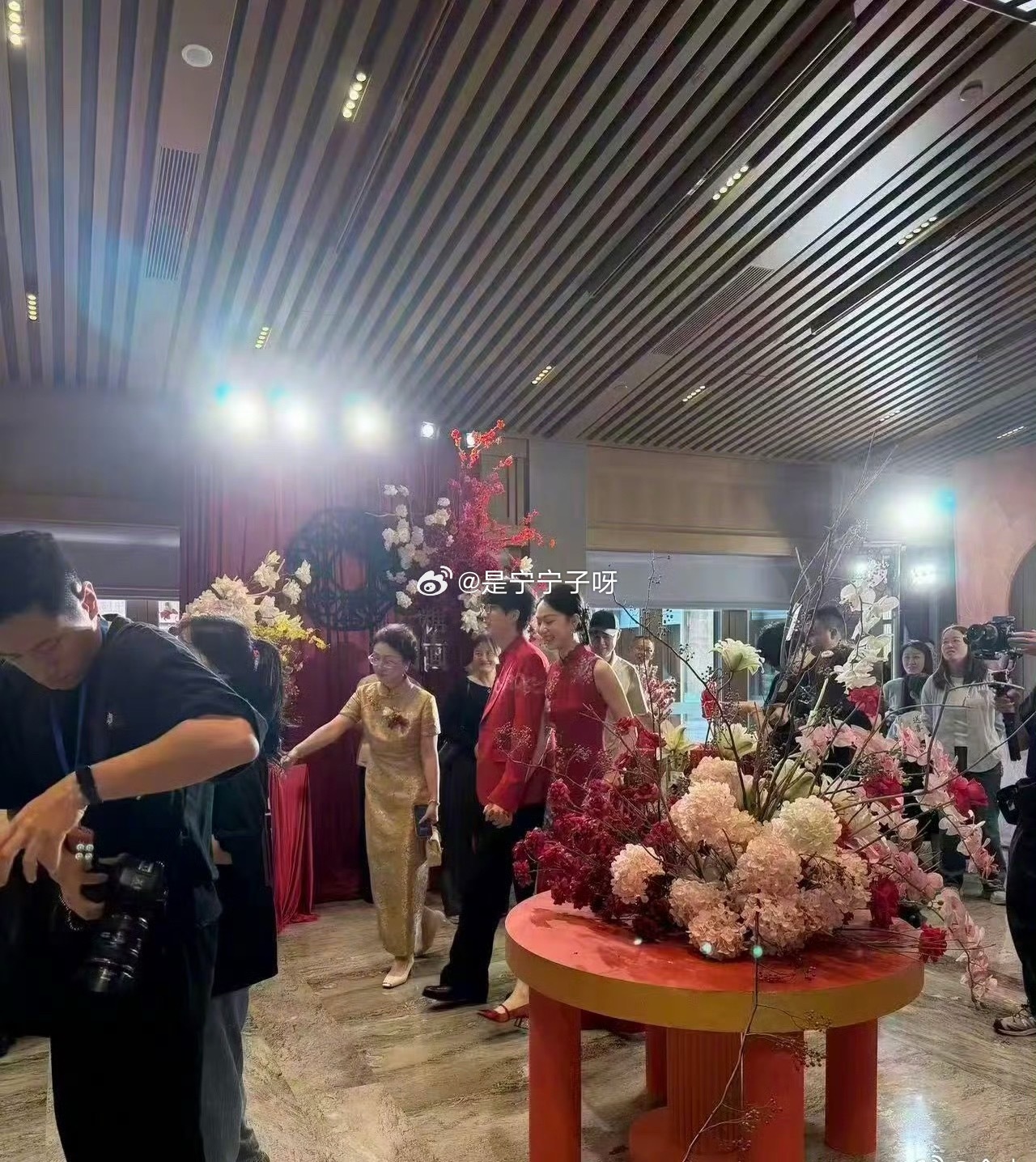 许嵩冯禧官宣结婚 从《有何不可》想给你快乐，到《素颜》不扮不演，再到《如约而至》