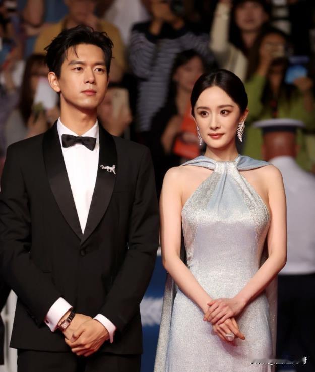 生图堪比精修！37岁杨幂盛装出席戛纳红毯，G社镜头下的脸简直太完美了，完全不像《