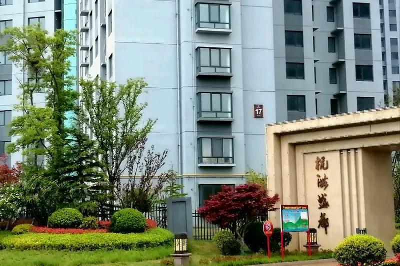 六安市霍山县景秀蓝湾小区一业主私挖约300平地下室，导致整栋楼32户房屋开裂，属