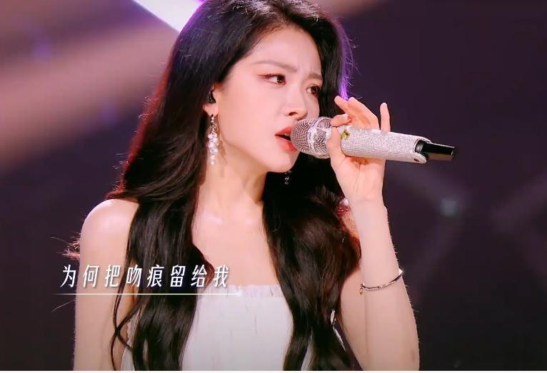 喻言天赐的声音开口跪喻言对月光与吻痕的诠释恰到好处，清冷声线完美契合歌词意境，紫
