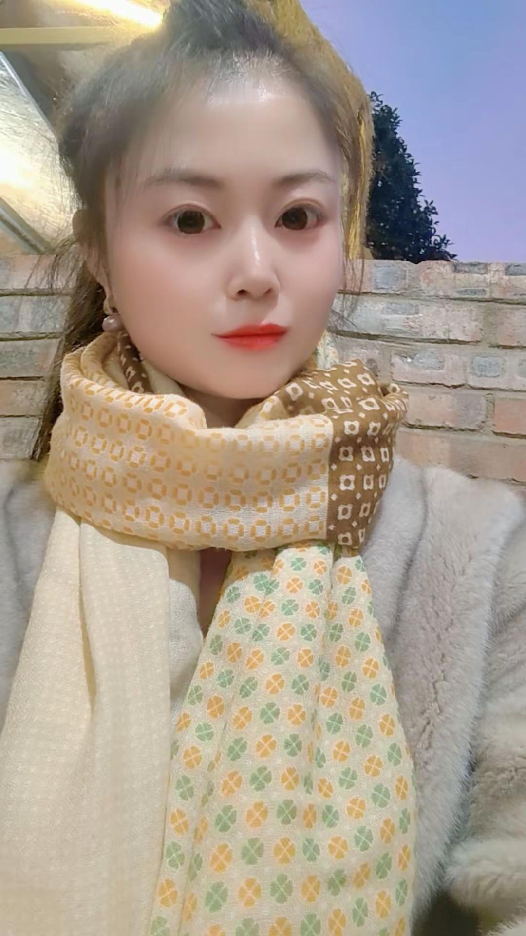 又到披上围巾的季节，家人们注意保暖哦😲😲