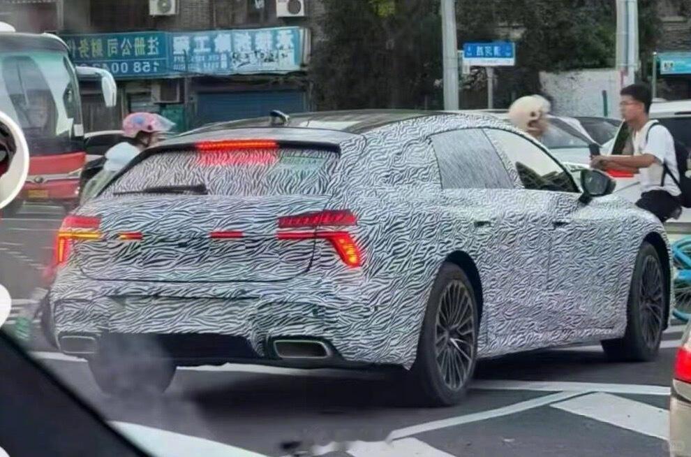 奥迪瓦罐国内路试～据说图1是上汽国产的A7 Avant，图2 是进口的A6 Av