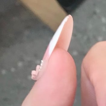 0000元气番茄红美甲 美甲是通过修整、装饰指甲打造精致造型的美妆项目，不单单修