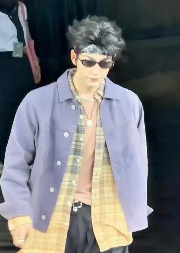 发带 墨镜 叠穿…… rapstarrrrr来也！！张凌赫发带墨镜叠穿