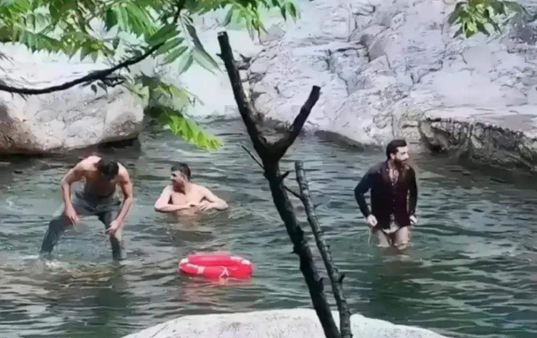 快讯！快讯！
 
庐山景区管理方突然宣布了，通报3名印度游客在景区水域泡澡的情况