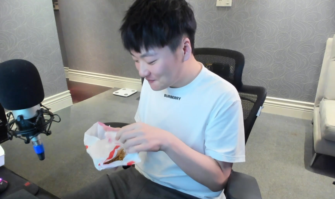翔哥直播聊家庭背景称自己就是个普通中产文化家庭，不喜欢被网友叫富二代[允悲]za