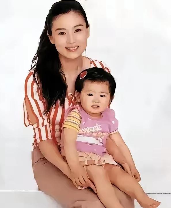 曾经大火的女演员赵明明颜值惊艳一代人，女儿完美复刻妈妈美貌，五官长相几乎一模一样
