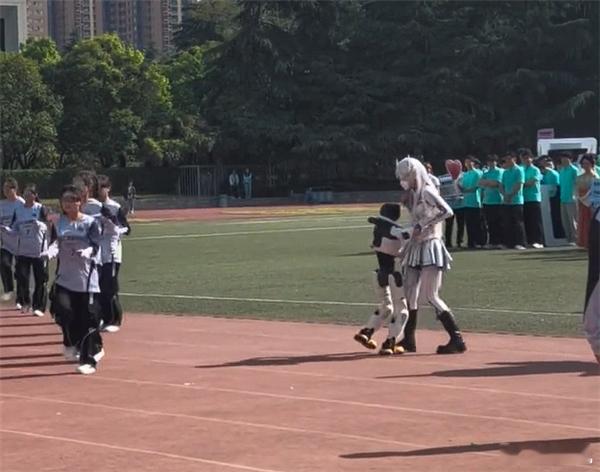 运动会上机器人突然抱住女生 陕西西安欧亚学院校运会现场突发意外，舞台表演的跳舞机