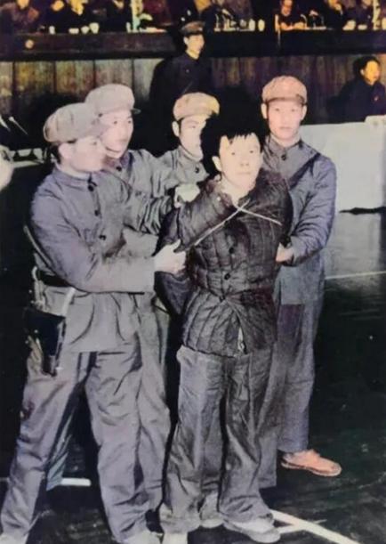 没想到，1979年杭州万人公审现场被4名法警死死摁住的壮汉，竟是当年杭州人闻之色
