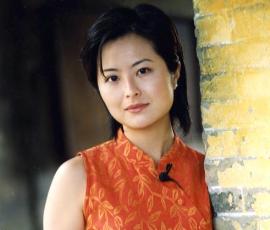 2015年，42岁的“央视主持人”张泉灵因病辞职！辞职不久，她瞒着60岁的老公飞