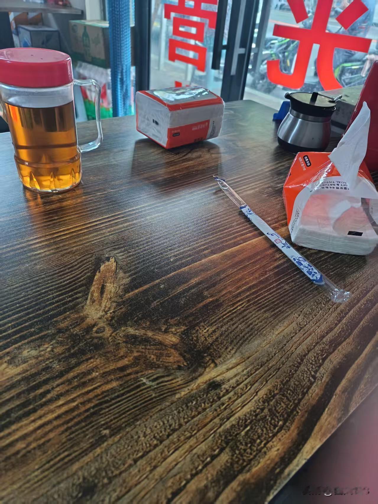 在山东餐馆小吃部，桌子上基本都必备免费的餐巾纸，这点真好。在其他省份，桌子上都没