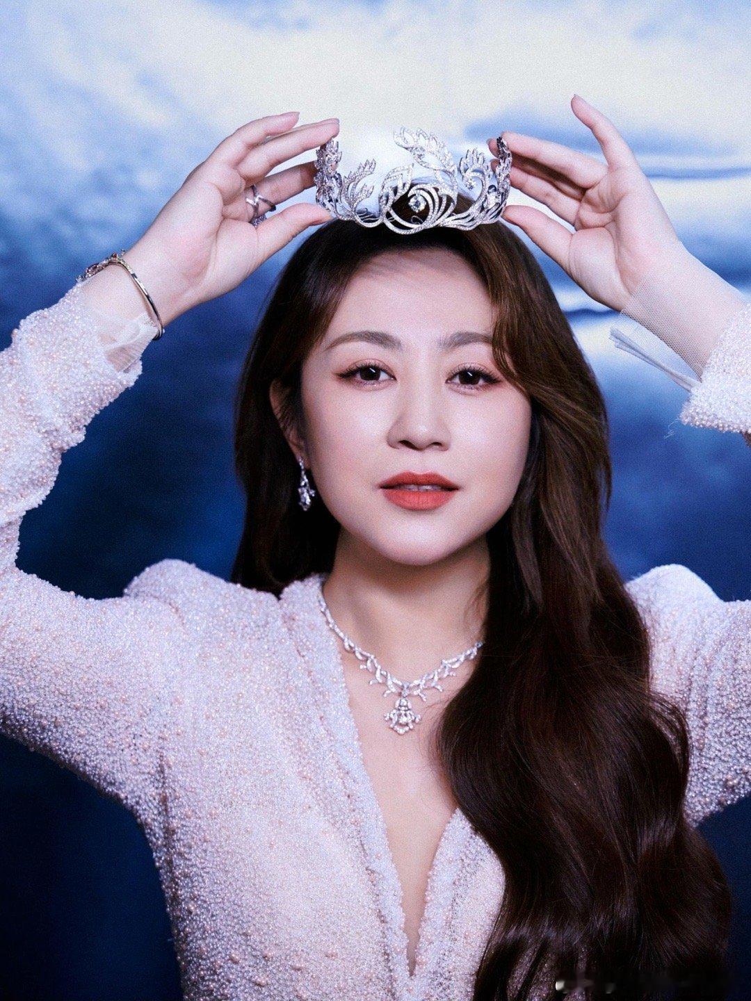 2026马冬梅逆袭女团marry 从前是骑电动车的接地气大姐，如今电影节造型直接